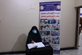 فرع البصرة : تسليم كفالة الاسرة الشهريه من قبل المتبرعة الفاضلة / اينار مجيد