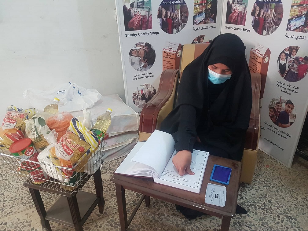 فرع النجف :-  تسليم الكفالة الشهريه من قبل السيد / احمد موسى القزويني لصالح  أسرة  السيدة ( نوره . ل . ل  )