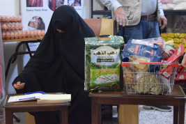 فرع النجف :-  تسليم الاعانه لاسره الارمله / انتصار . ع . ا من قبل السيده / لينه الشاكري 