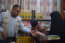 فرع النجف :- تسليم الاعانه لاسره المتعففه / انتصار . ص. م من قبل الحاج / عبد الصاحب الشاكري 