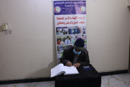 فرع البصرة : تسليم كفالة الاسرة الشهريه من قبل المتبرع الفاضل / حسام جاسم محمد