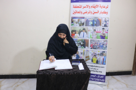 فرع البصرة : تسليم كفالة الاسرة الشهريه من قبل المتبرعه / صابرين هاشم