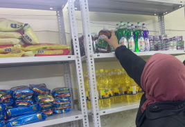 فرع البياع : مساعدة مالية من الاستاذ ( عبد الصاحب الشاكري ) للارملة (ثريا , ش) 