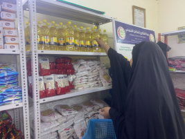 فرع البياع : مساعدة مالية للارملة ( اسيل , ح ) من المتبرعه / زينب عبد الزهره 