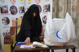 فرع النجف :- تسليم الكفالة الشهريه لاسره الارمله / ( زينب . س. ح ) من قبل السيده / عاليه جواد 