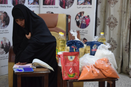 فرع النجف :-  تسليم الاعانه لاسره الارمله / سكينه . ع . ا من قبل الحاج / عبد الخالق جراخ باوه 