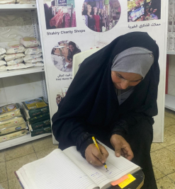 فرع البياع : تسليم المساعدة المالية من المتبرع السيد /الحاج عبد الصاحب الشاكري لأسرة المتعففة (شذى ح) 