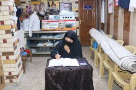 فرع البصرة : تسليم كفالة الايتام الشهريه من قبل المتبرعة الفاضلة / مي كبة