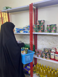 فرع البياع : تسليم مساعده مالية للارملة وجدان من السيده ( ايناس باقر) 