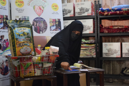 فرع النجف :- تسليم الاعانه من السيد / ليث كبه  لاسره المتعففه / نادره . ح . ع 