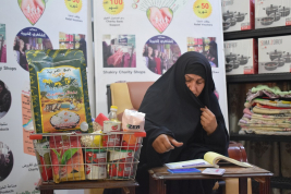 فرع النجف :- تسليم الكفاله الشهريه من قبل السيدة / فيروز الواسطي الى السيده / ( عدويه . ع . ا  )