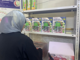 فرع البياع : تسليم مساعده مالية للمتعففه نضال , ع من الحاج ( عبد الصاحب الشاكري) 