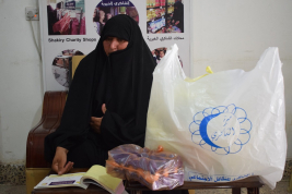 فرع النجف :-  تسليم الكفالة الشهريه لاسره السيده / ماليه . ك . ع