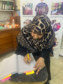 فرع البياع : تسليم المساعدة المالية المقدمة من ( عبد الصاحب الشاكري ) للارمله  ( انتصار ع )