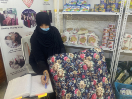 فرع البياع : مساعدة مالية من المتبرع الحاج / عبد الصاحب الشاكري للارملة (شيماء , ع) 