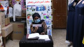 فرع البصرة : تسليم كفالة الاسرة الشهريه من قبل المتبرعه / ساره عبدالحليم