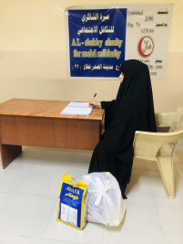 فرع مدينة الصدر : تسليم كفالة الايتام الشهرية المقدمة من السيدة / نزهت الحسني 