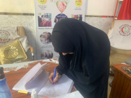 فرع البياع : تسليم مساعده ماليه من المتبرع الحاج ( عبد الصاحب الشاكري ) للارملة (سعاد , ر) 