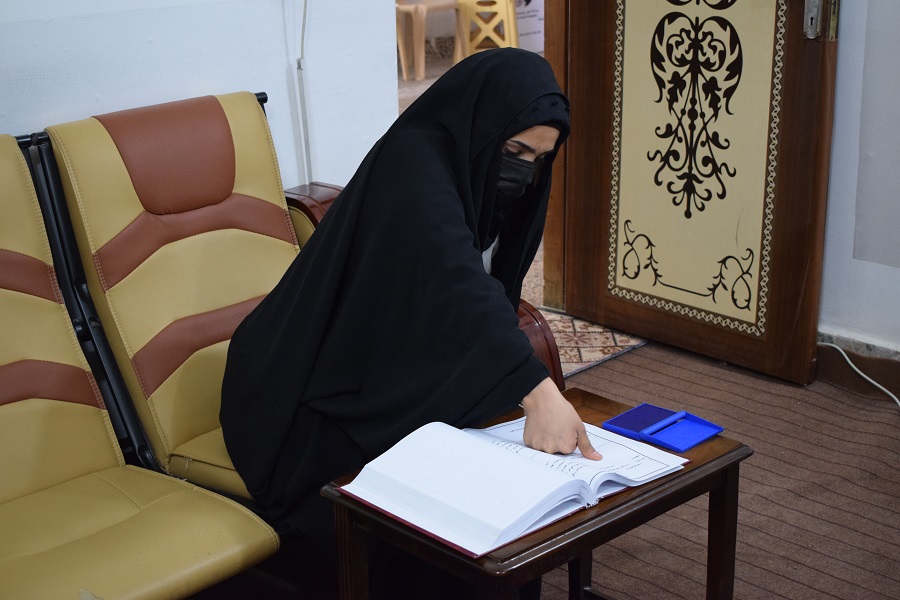 فرع النجف: تسليم المساعدة المالية من الآنسة/ ندى سلام موسى لأسرة المتعففة (أسماء ع. ز.) 