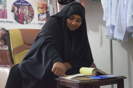 فرع النجف :- تسليم الاعانه الانسانيه  من السيدتين / ولاء مجيد ووالدتها 