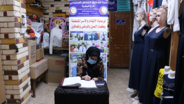 فرع البصرة : تسليم كفالة الاسرة الشهريه من قبل المتبرعه / ساره عبدالحليم