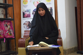 فرع النجف :-  تسليم المساعده الانسانيه من قبل السيده / زينب جهاد 