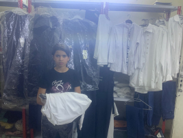 فرع البياع : تسليم المساعدة المالية المقدمة من الاستاذ (مرتضى مطوق) للارمله منى . م 