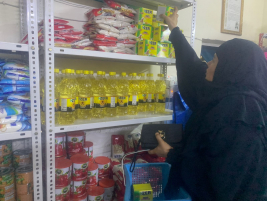 فرع البياع : تسليم المساعدة المالية من السيد /جلال فيروز لأسرة الارمله (مريم ح) 
