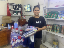 فرع البياع : تسليم المساعدة المالية المقدمة من ام معد للارملة ( دلال ح ) 