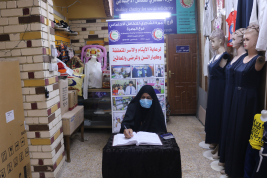 فرع البصرة: تسليم كفالة الاسرة الشهرية من المتبرع الفاضل / انمار طالب حسن