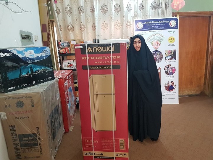 فرع النجف :-  تسليم الاعانه لاسره الارمله / سهام . ن . ع من قبل السيدة / فيروز الواسطي