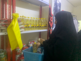 فرع البياع : تسليم مساعده ماليه  من المتبرع (حارث كبه ) لاسرة الارمله ( لمياء ع ) 