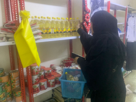 فرع البياع : تسليم المساعدة المالية من دكتور / متعب هـ علي التميمي لأسرة الارمله (مريم ح)