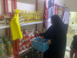 فرع البياع : تسليم المساعدة المالية من السيده / سهى شبر  لأسرة المتعففة (شذى ح) 