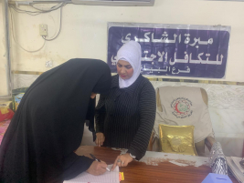 فرع البياع : تسليم كفاله الايتام الشهريه من السيده (لاتود ذكر اسمها ) لاسرة الارمله (مريم حسن )