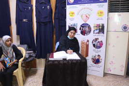 فرع البصرة : تسليم كفالة الاسرة الشهريه من قبل المتبرعه الكريمه / اسراء عزيز