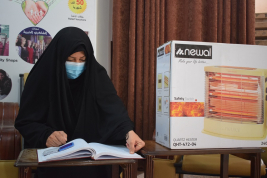 فرع النجف :- تسليم التبرع الانساني  من الانسه ( ندى سلام موسى - لاسره الارمله / نجاح ) 