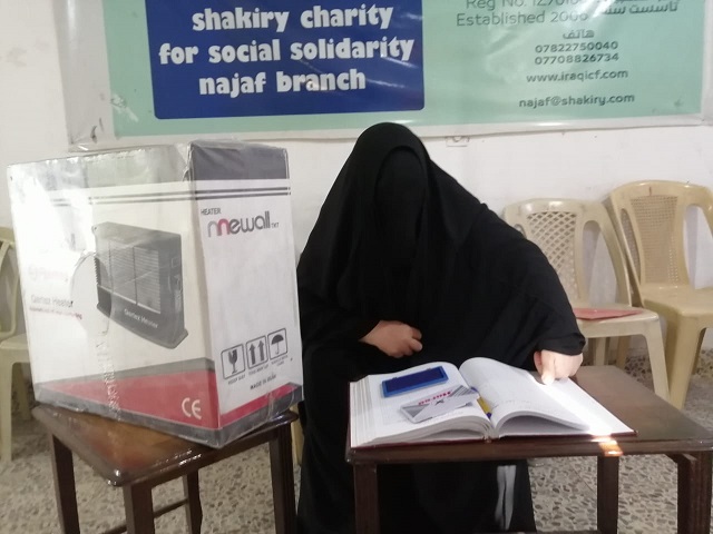 فرع النجف :- تسليم المساعده الانسانيه من ( الحاج عبد الخالق جراخ - لاسره الارمله زينه ) 