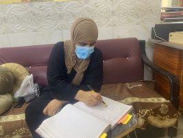 فرع البياع : تسليم المساعدة المالية المقدمة من المتبرعة  (ايناس باقر) للارمله منى . م 