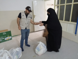 فرع النجف :-تسليم الكفالة الشهرية المقدمة من (السيد/ حارث كبه )