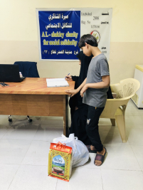فرع مدينة الصدر: تسليم الكفالة الشهرية المقدمة من (السيدة/ عالية وايت)