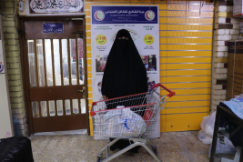 فرع البصرة : تسليم الاعانة  الشهرية لأسرة الأرملة المتعففة ( عهود . س . ) .