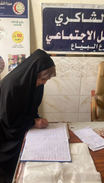 فرع البياع : تسليم الأعانة الشهرية لأسرة المتعففة ( سندس . ف . م ) .