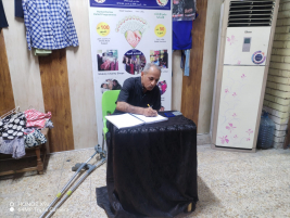 فرع البصرة : تسليم الاعانة الشهرية من المتبرعة الكريمة / أيناس باقر