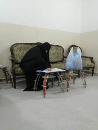فرع النجف :- تسليم الاعانه لاسره السيدة / حنان . ك .ش من قبل السيد / حسين القزاز