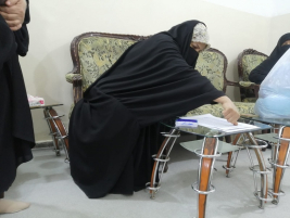فرع النجف :- تسليم الاعانه لاسره السيدة / مها .ط.ج من قبل السيده / سحر عطيه  